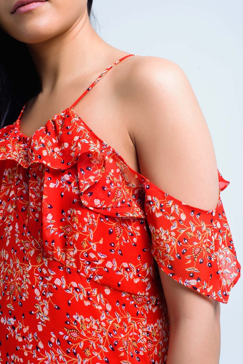 Vestido rojo con flores impresas y volantes