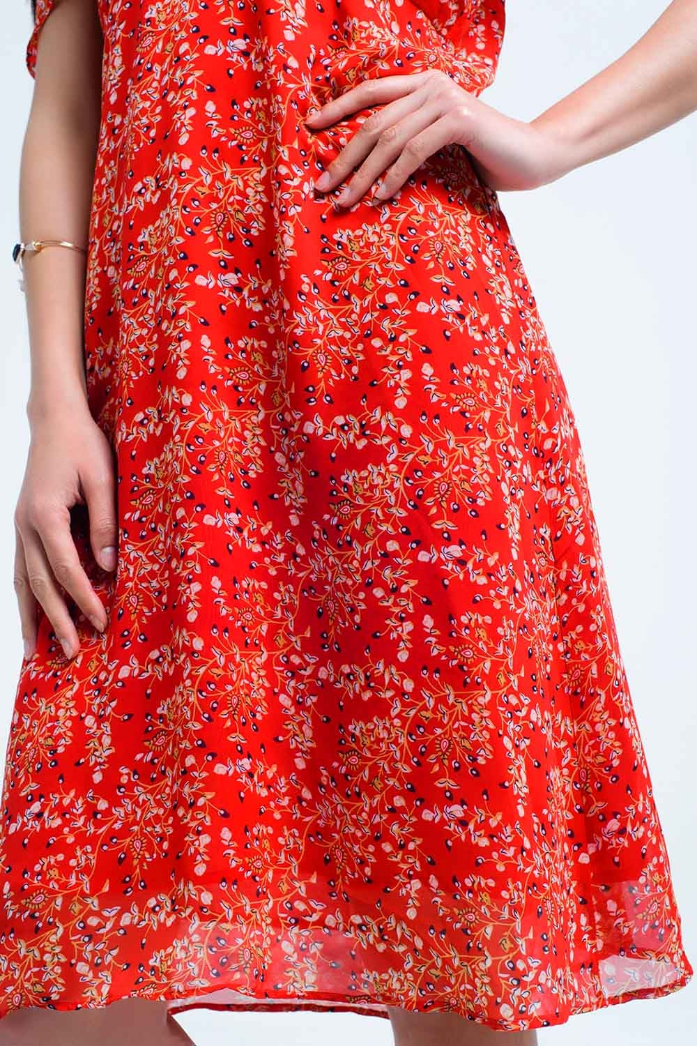 Vestido rojo con flores impresas y volantes