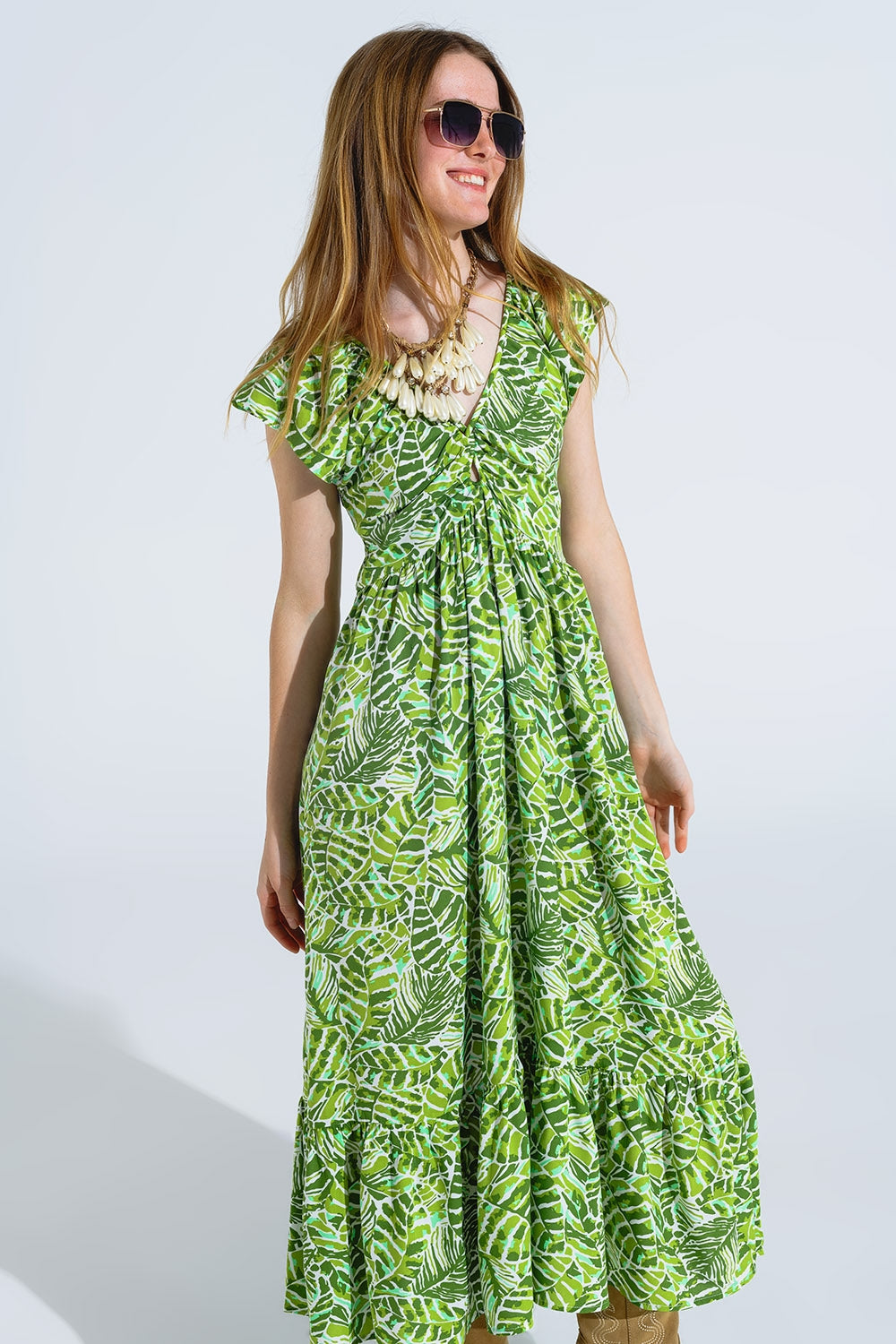 Vestido romántico midi con mangas cortas fruncidas en estampado de hojas verdes