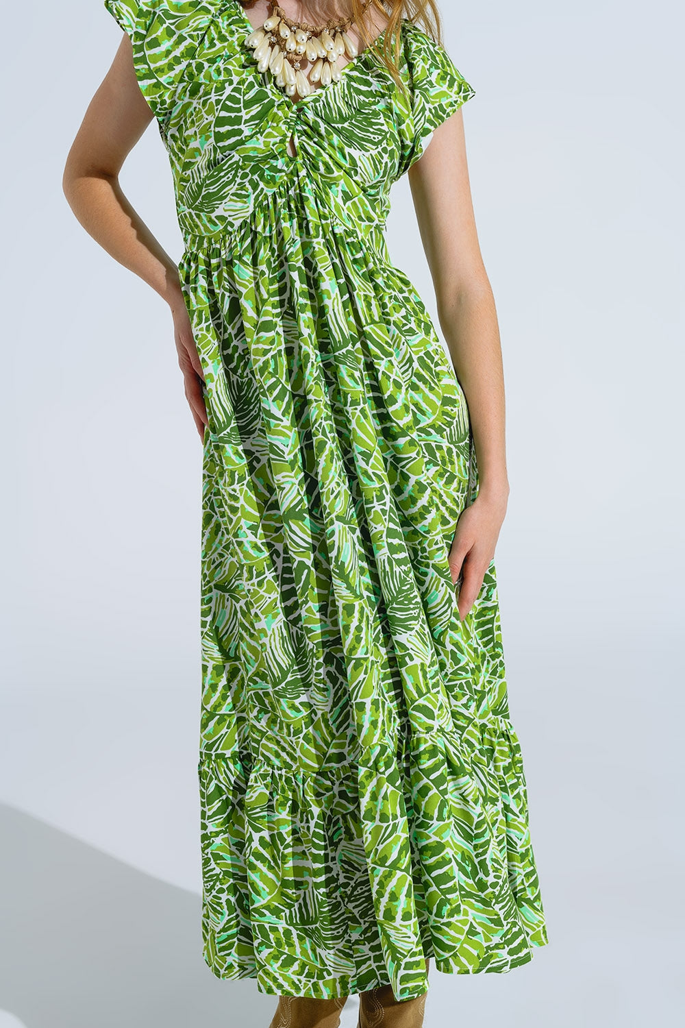 Vestido romántico midi con mangas cortas fruncidas en estampado de hojas verdes