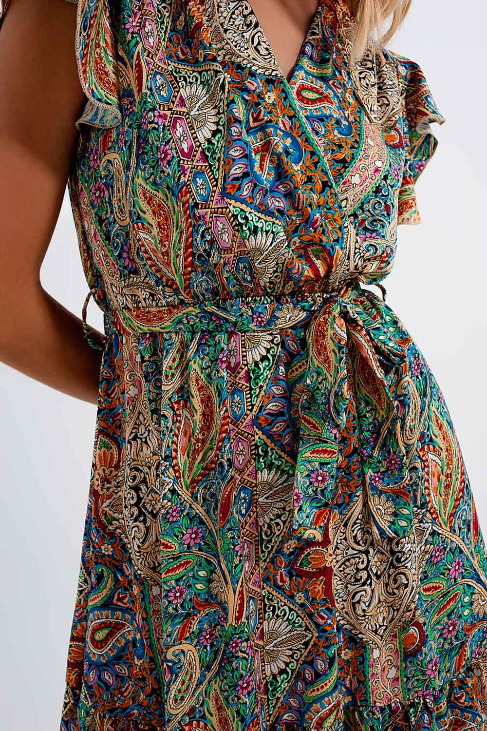 Vestido semilargo con estampado de cachemir y volantes en el bajo en verde