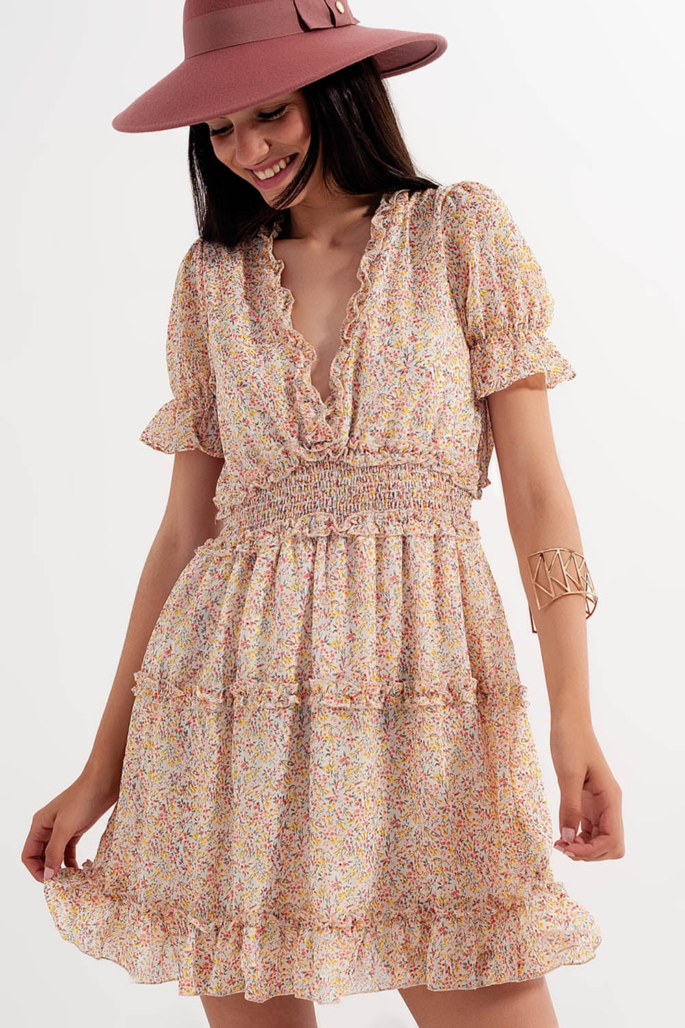 Vestido skater corto amarillo con cintura fruncida y estampado floral