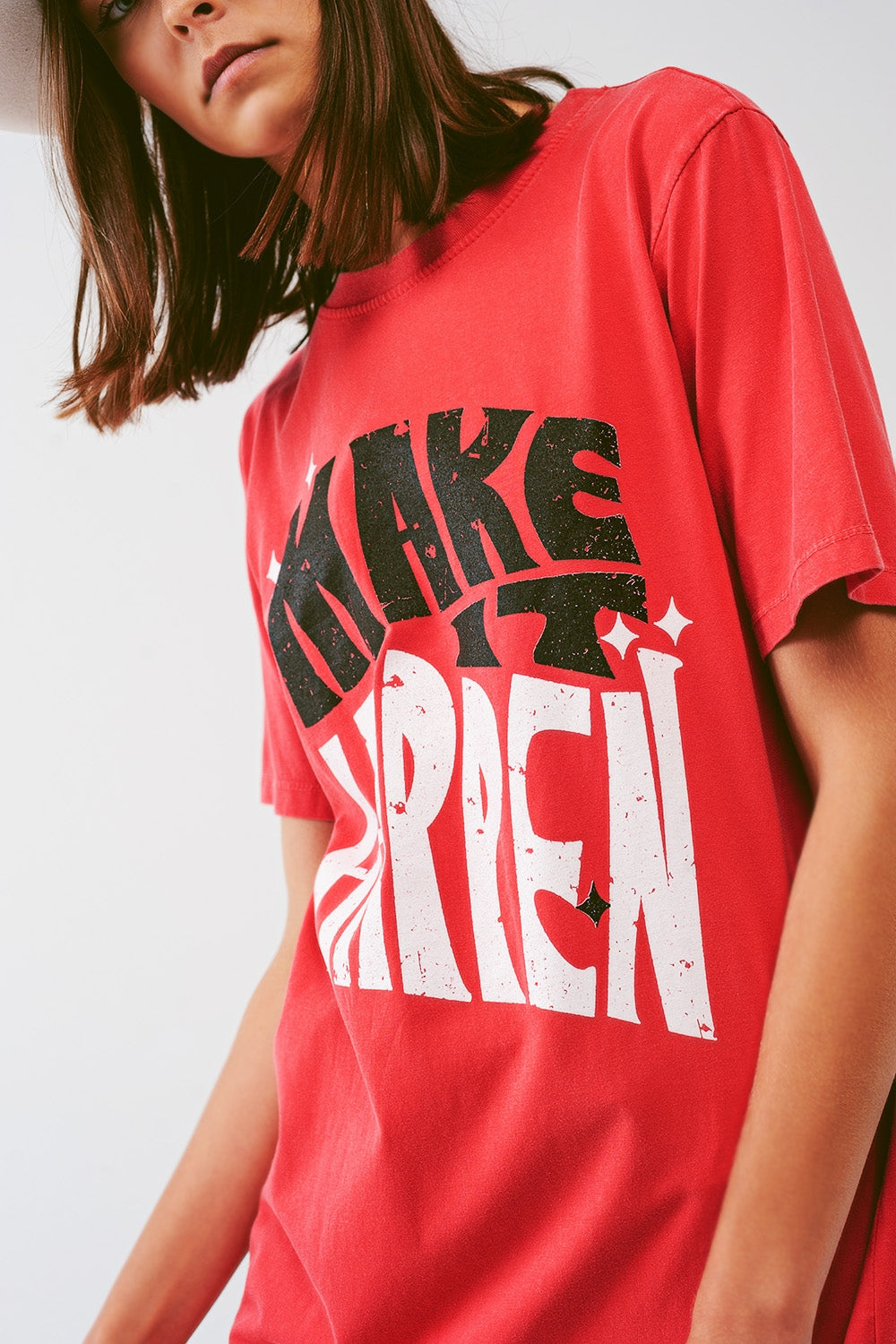 Vestido tipo camiseta con el texto Make It Happen en rojo