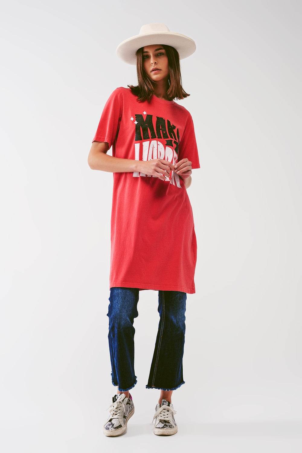 Vestido tipo camiseta con el texto Make It Happen en rojo