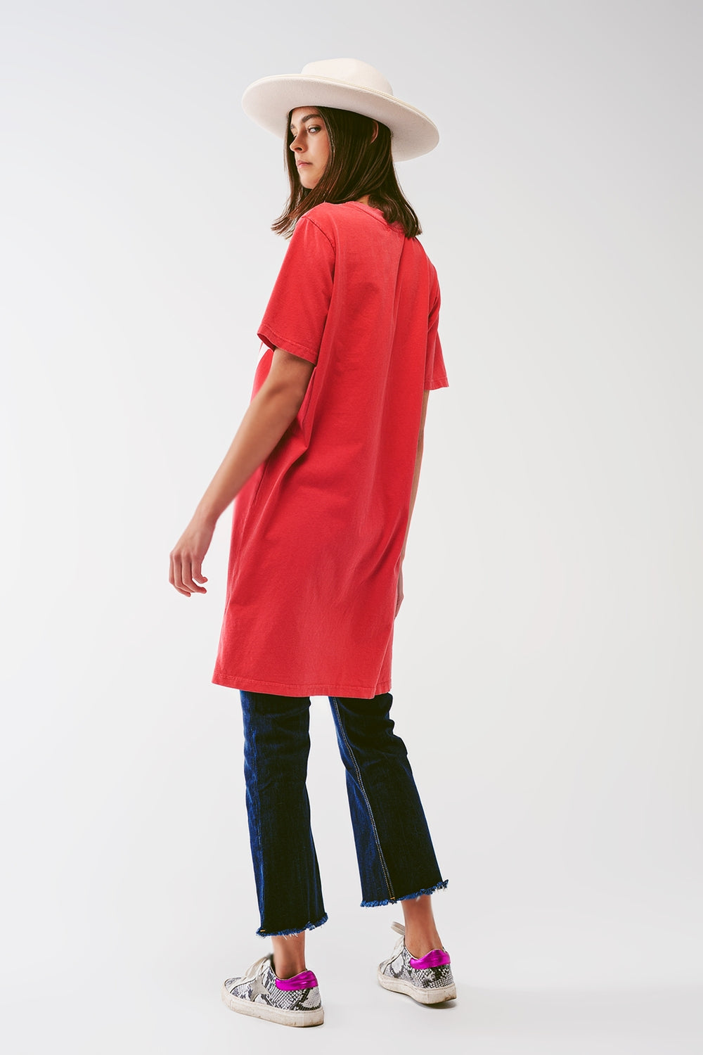 Vestido tipo camiseta con el texto Make It Happen en rojo