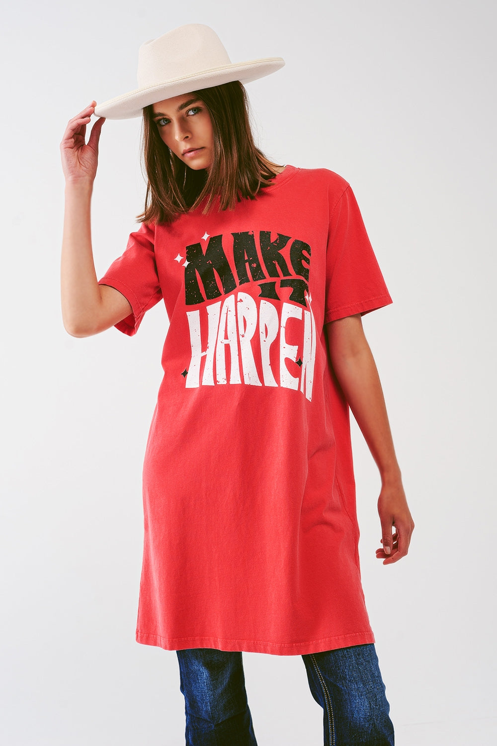 Vestido tipo camiseta con el texto Make It Happen en rojo