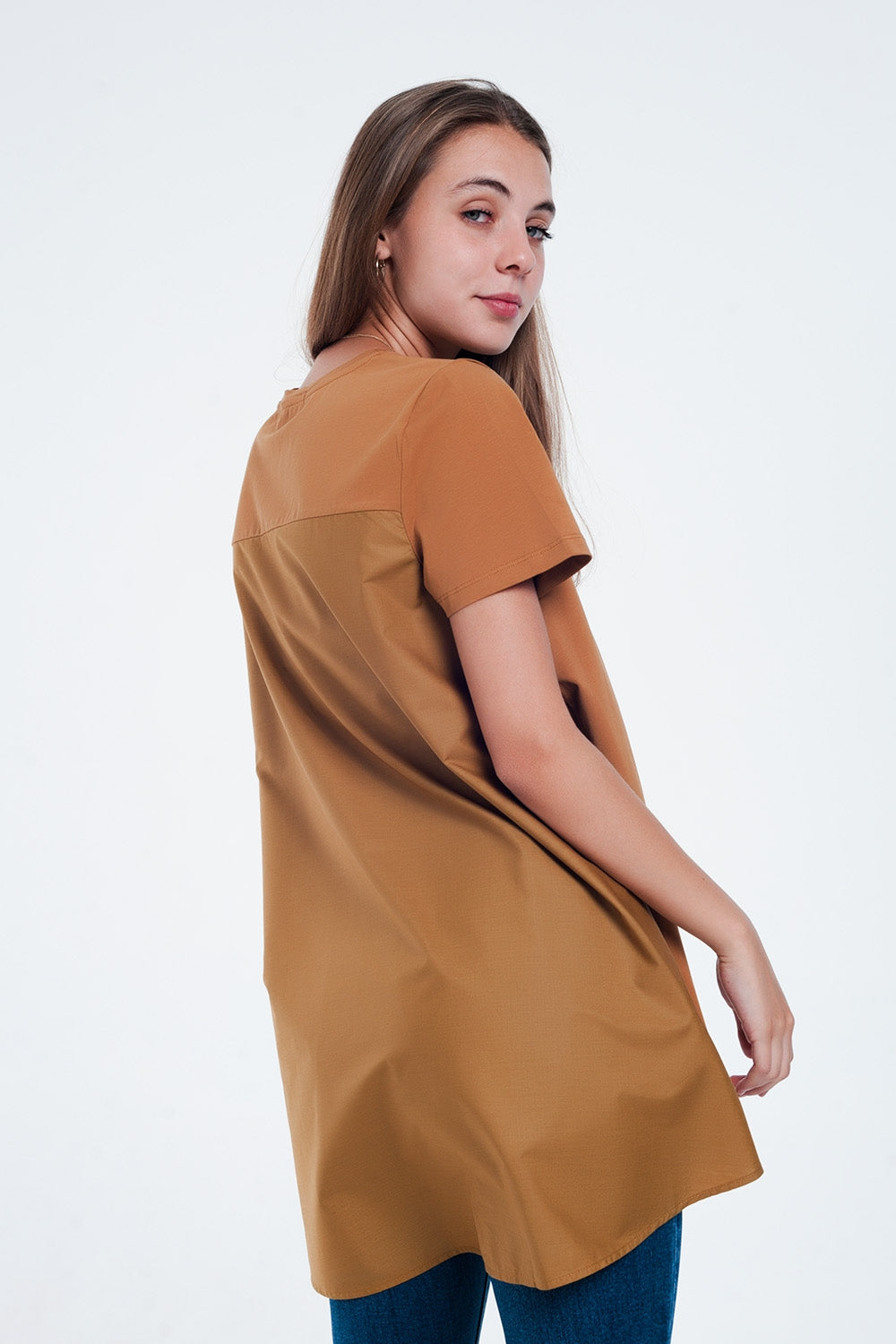 Vestido tipo camiseta en marron