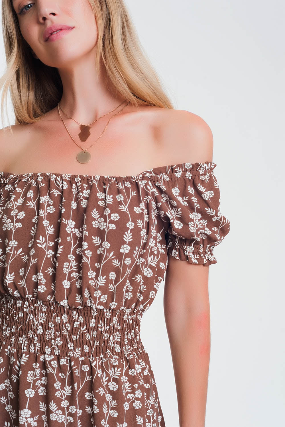 Vestido veraniego corto con escote Bardot y estampado floral marron