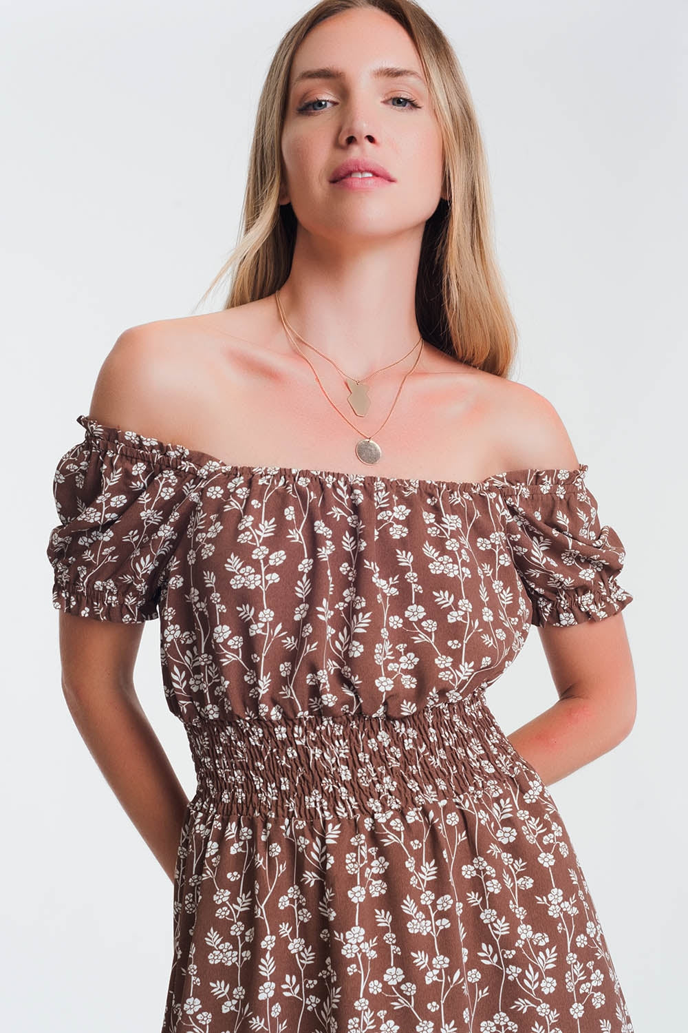 Vestido veraniego corto con escote Bardot y estampado floral marron