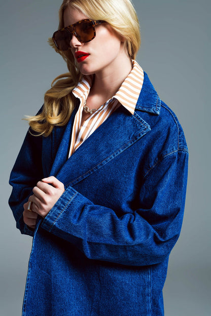 Abrigo en tejido denim extra grande con cuello ancho en lavado medio
