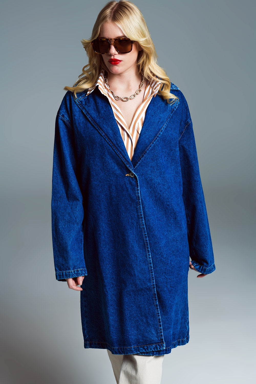 Abrigo en tejido denim extra grande con cuello ancho en lavado medio