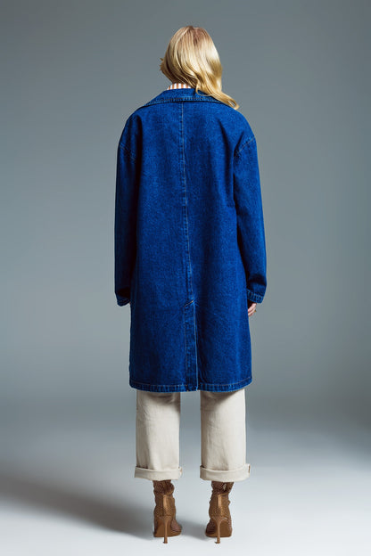 Abrigo en tejido denim extra grande con cuello ancho en lavado medio