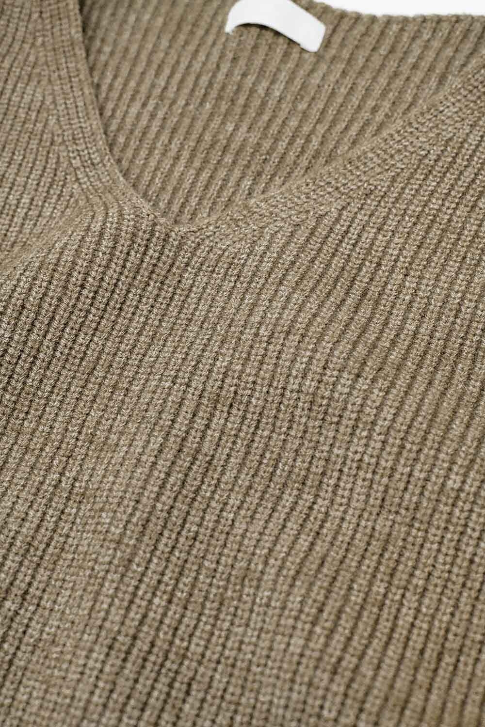 Acogedor jersey beige oversize con cuello de pico