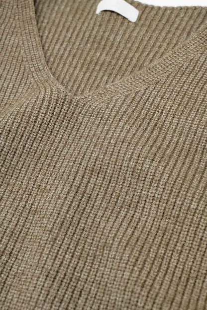 Acogedor jersey beige oversize con cuello de pico
