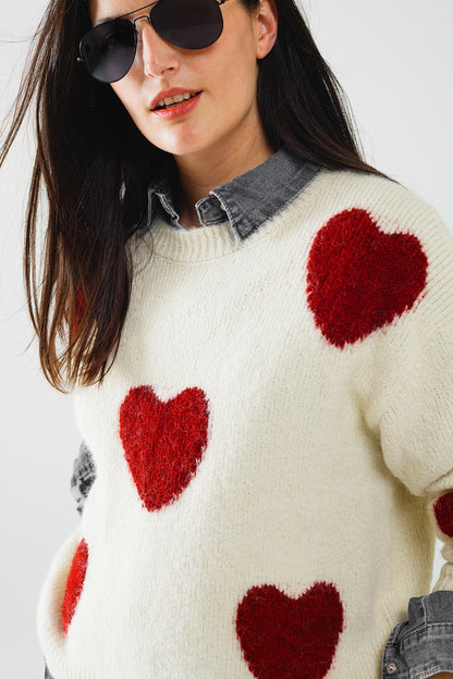 acogedor suéter blanco con corazones rojos
