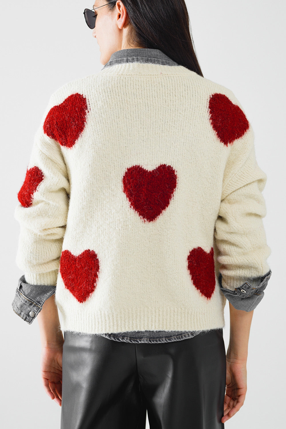 acogedor suéter blanco con corazones rojos