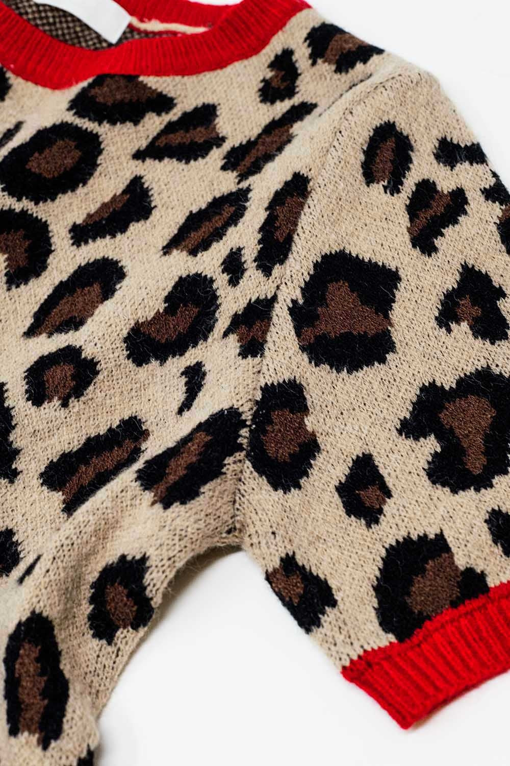 acogedora camisa tipo suéter con estampado de pantera y bordes rojos