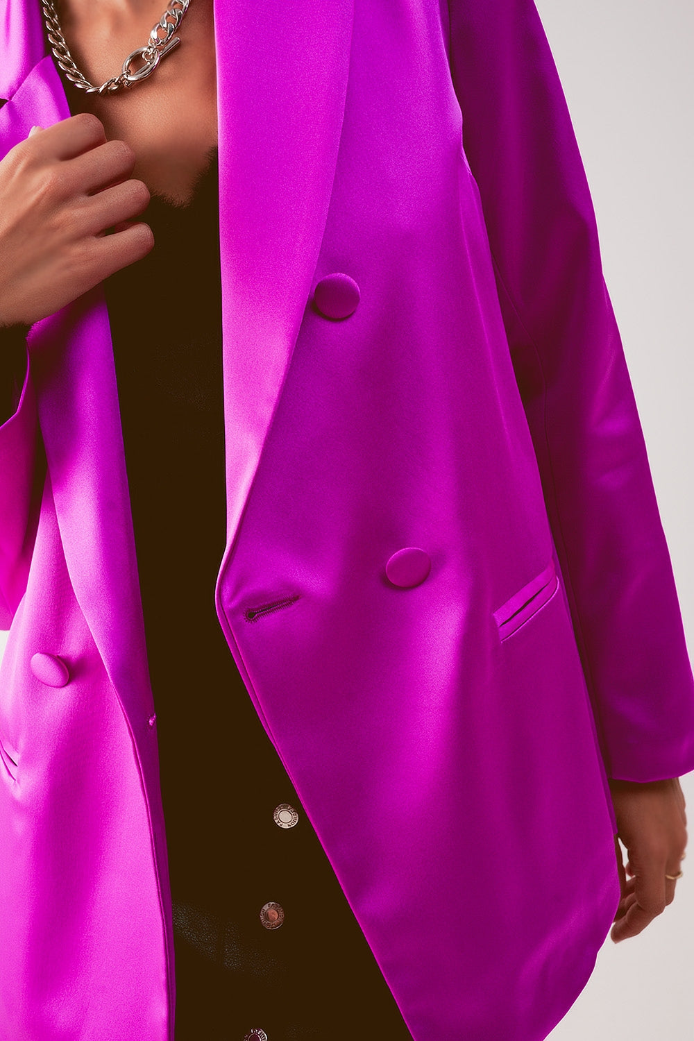 Americana de traje fucsia con doble botonadura de satén