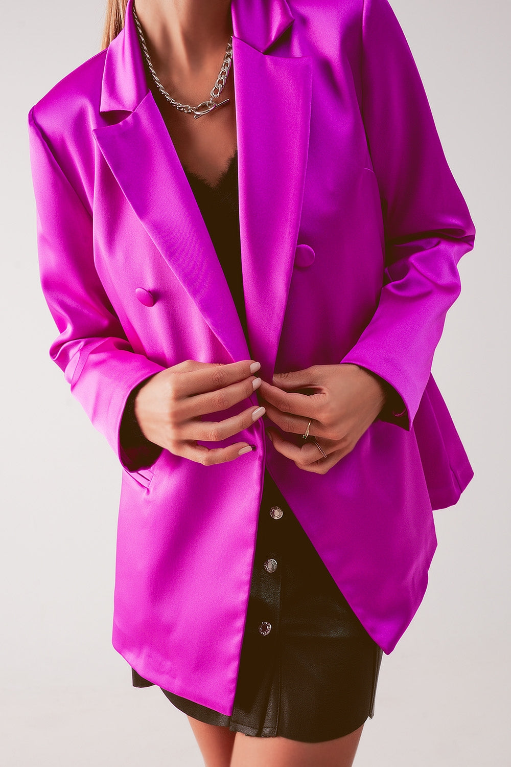 Americana de traje fucsia con doble botonadura de satén