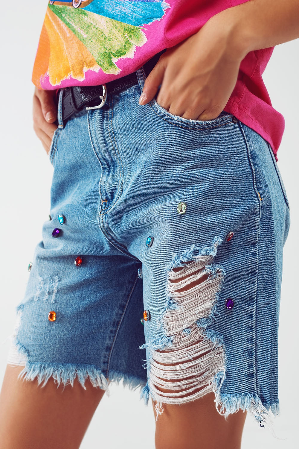 Bermudas cortas desgastadas y adornadas en lavado claro