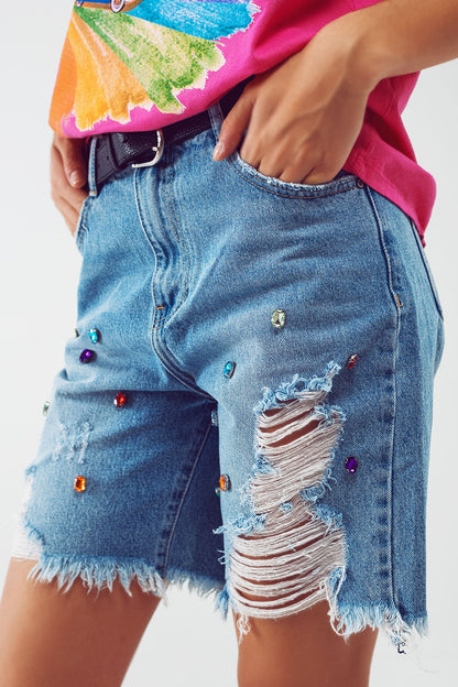 Bermudas cortas desgastadas y adornadas en lavado claro