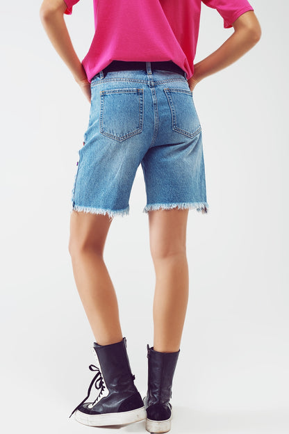Bermudas cortas desgastadas y adornadas en lavado claro