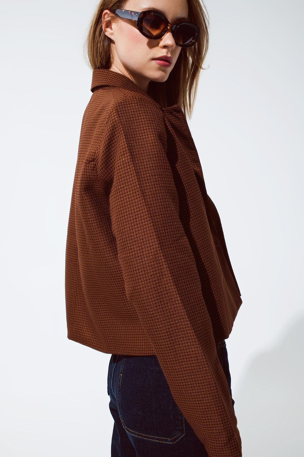 Blazer corta extragrande diseño de Vichy y detalles metálicos en marrón