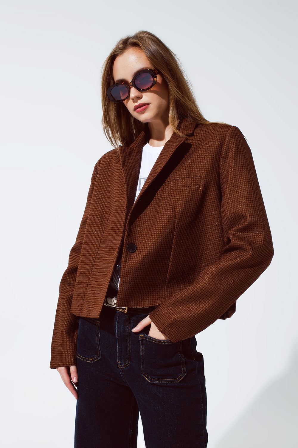 Blazer corta extragrande diseño de Vichy y detalles metálicos en marrón