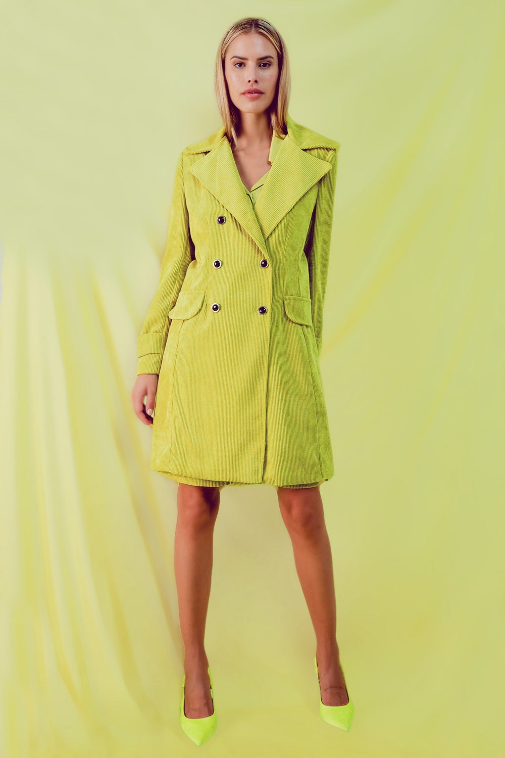 Blazer larga con botones vintage en pana lima