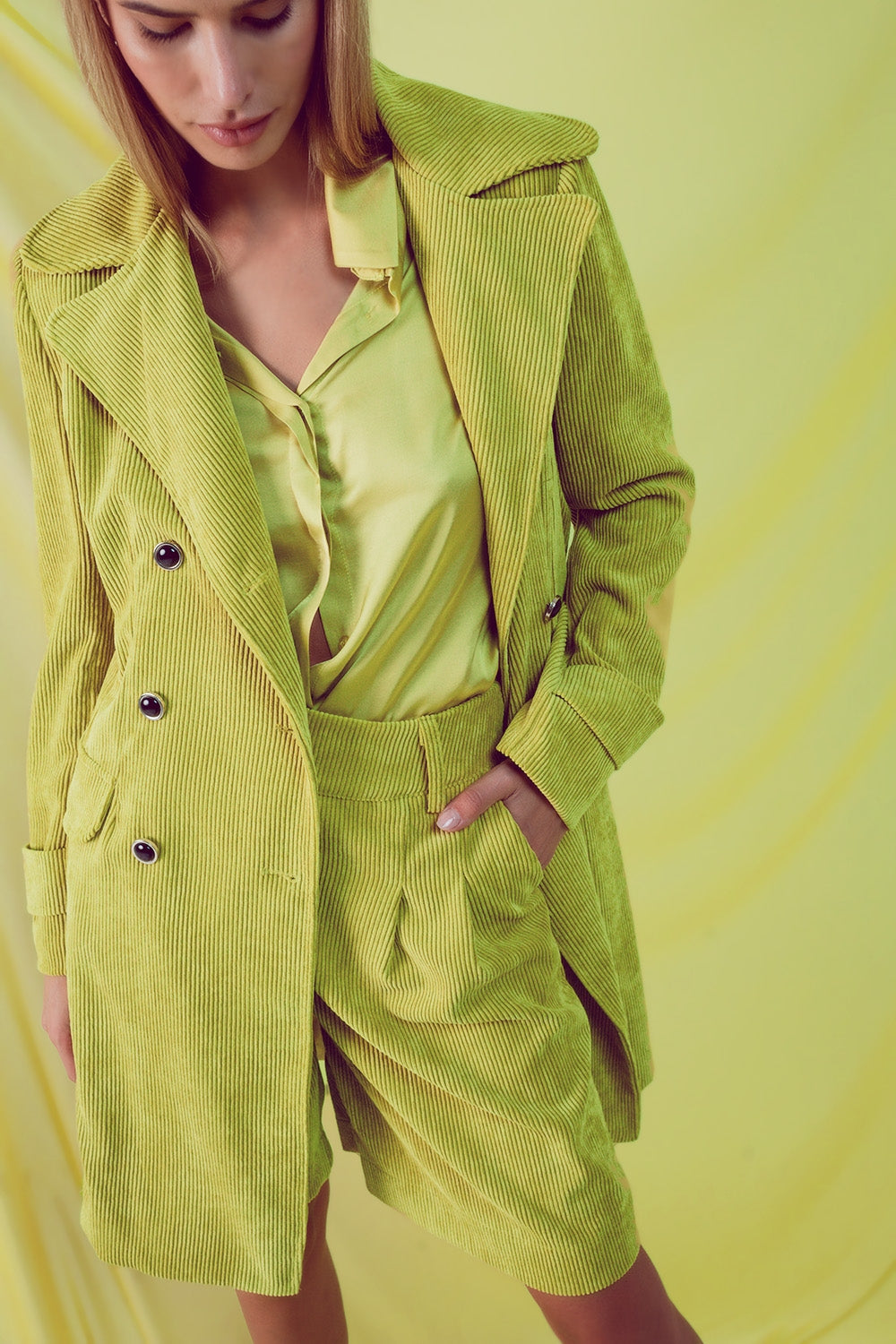 Blazer larga con botones vintage en pana lima