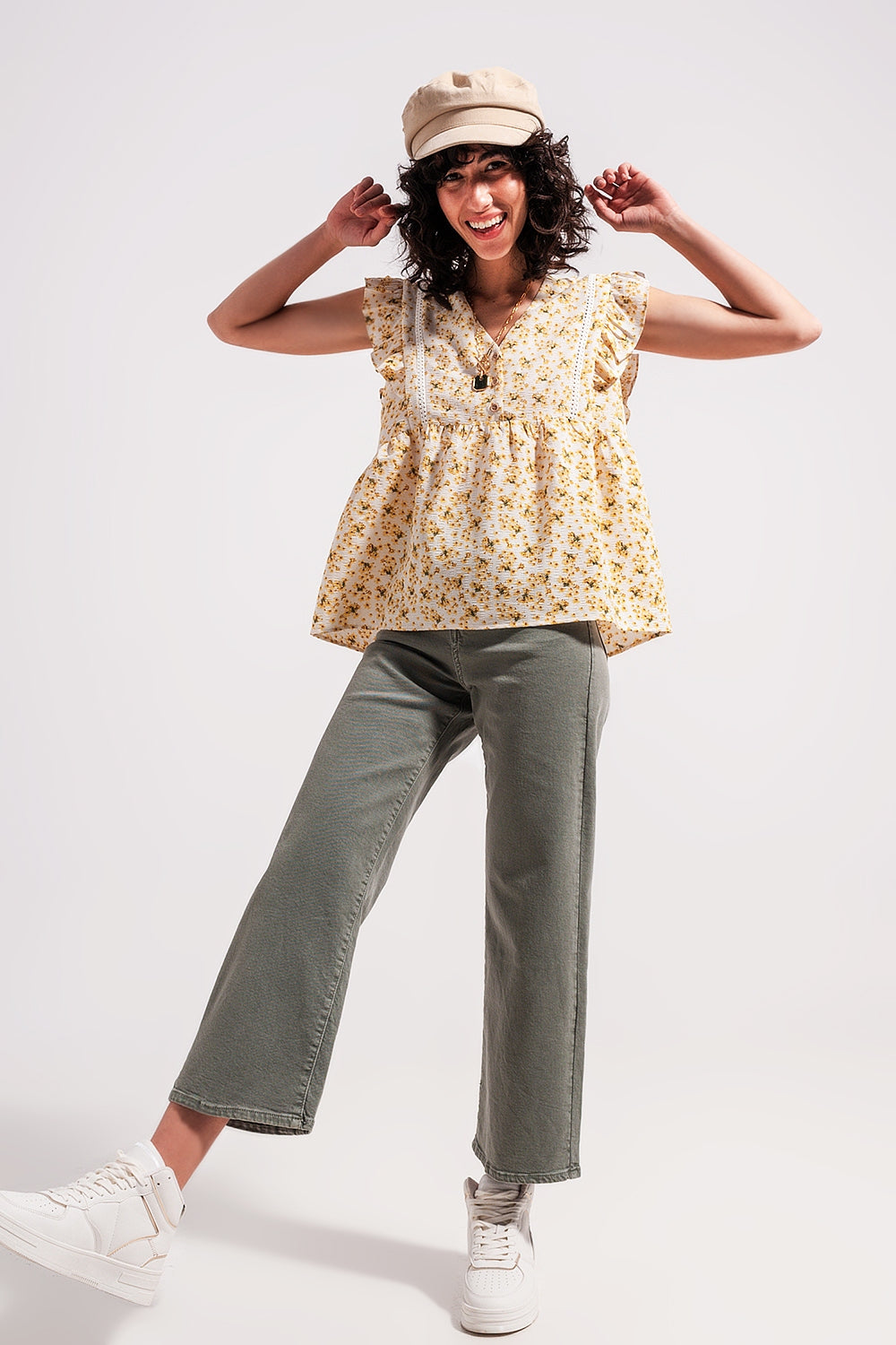 Blusa amarilla con bordado y detalle de volantes