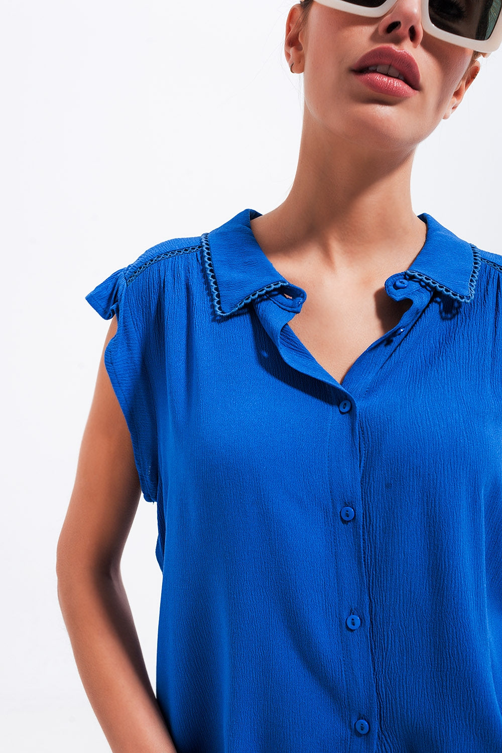 Blusa azul con mangas de volantes