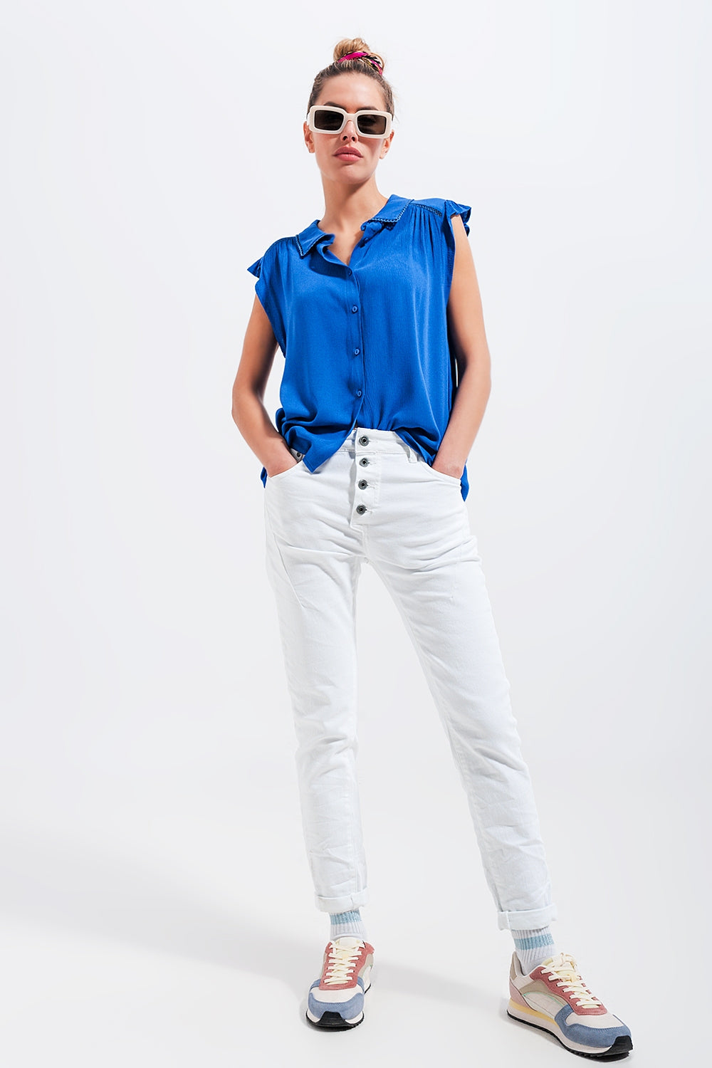 Blusa azul con mangas de volantes