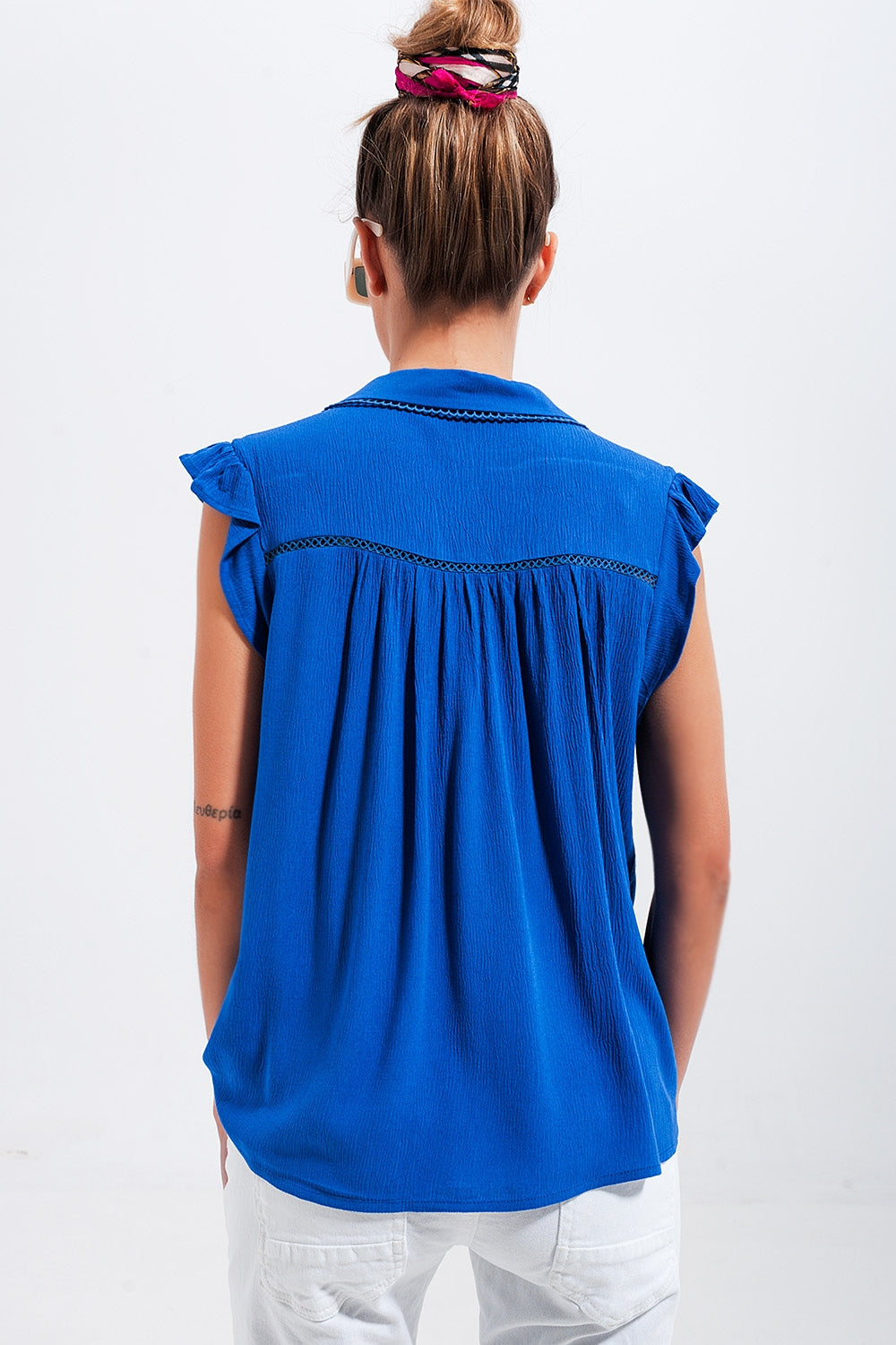 Blusa azul con mangas de volantes