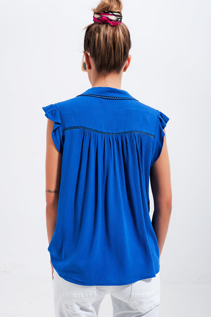 Blusa azul con mangas de volantes