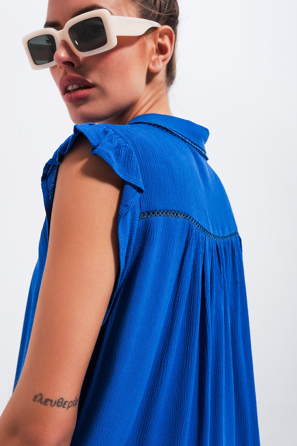 Blusa azul con mangas de volantes