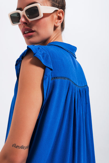 Blusa azul con mangas de volantes