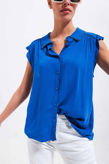 Blusa azul con mangas de volantes