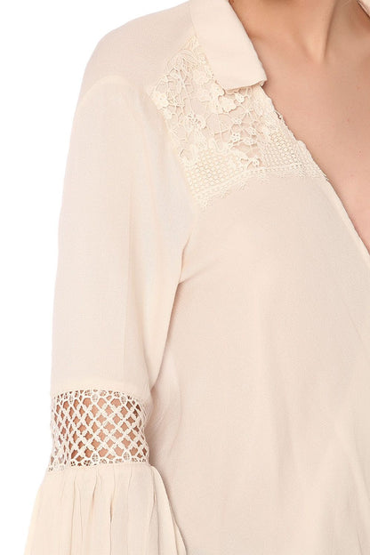 Blusa beige con parte delantera cruzada y detalle drapeado