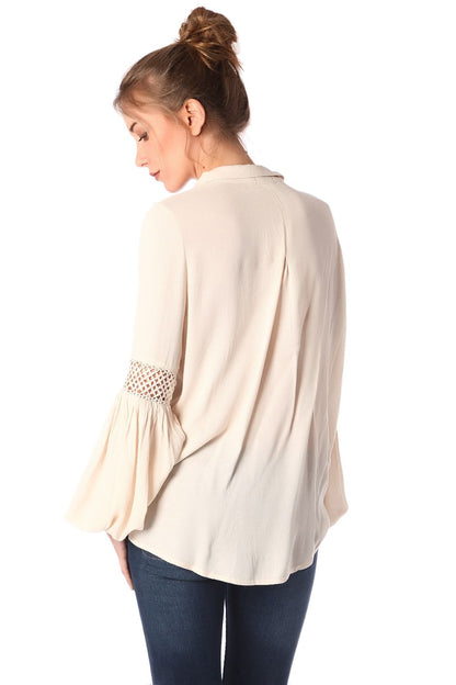 Blusa beige con parte delantera cruzada y detalle drapeado