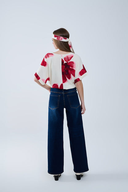 Blusa beige recortada con estampado floral tropical en rojo anudada a la cintura