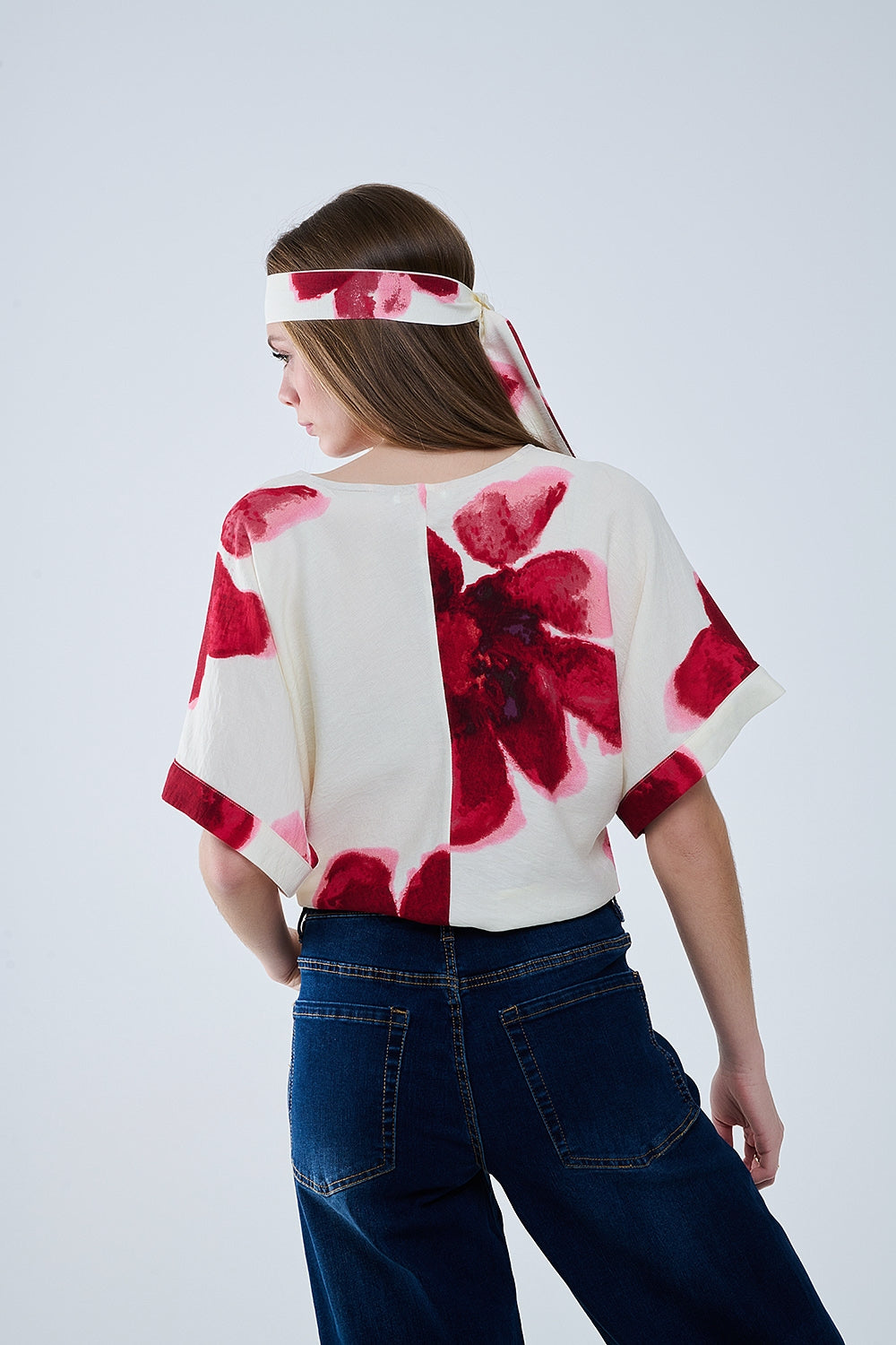 Blusa beige recortada con estampado floral tropical en rojo anudada a la cintura