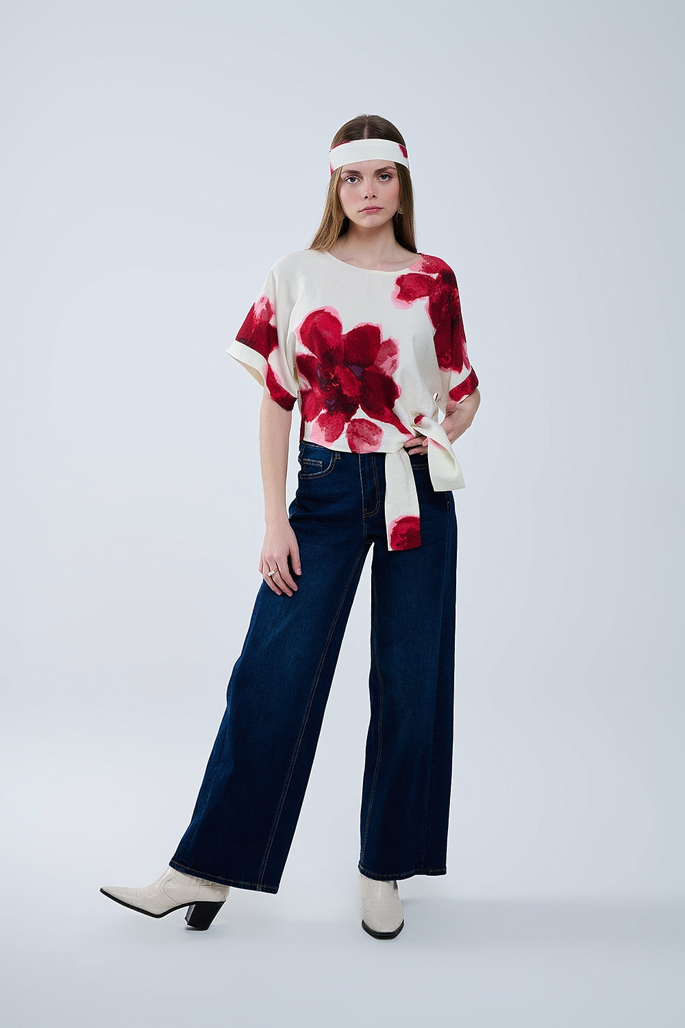 Blusa beige recortada con estampado floral tropical en rojo anudada a la cintura