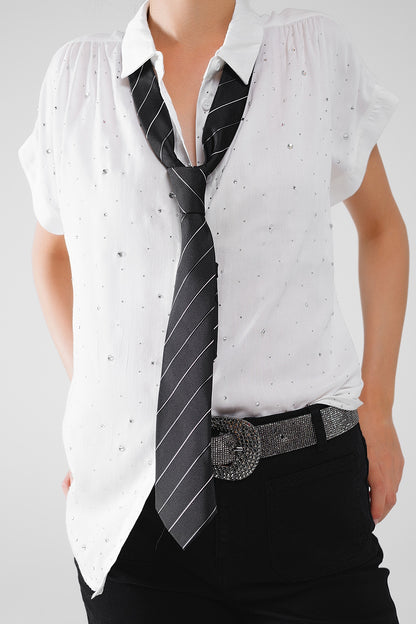 Blusa blanca abotonada con strass y mangas cortas