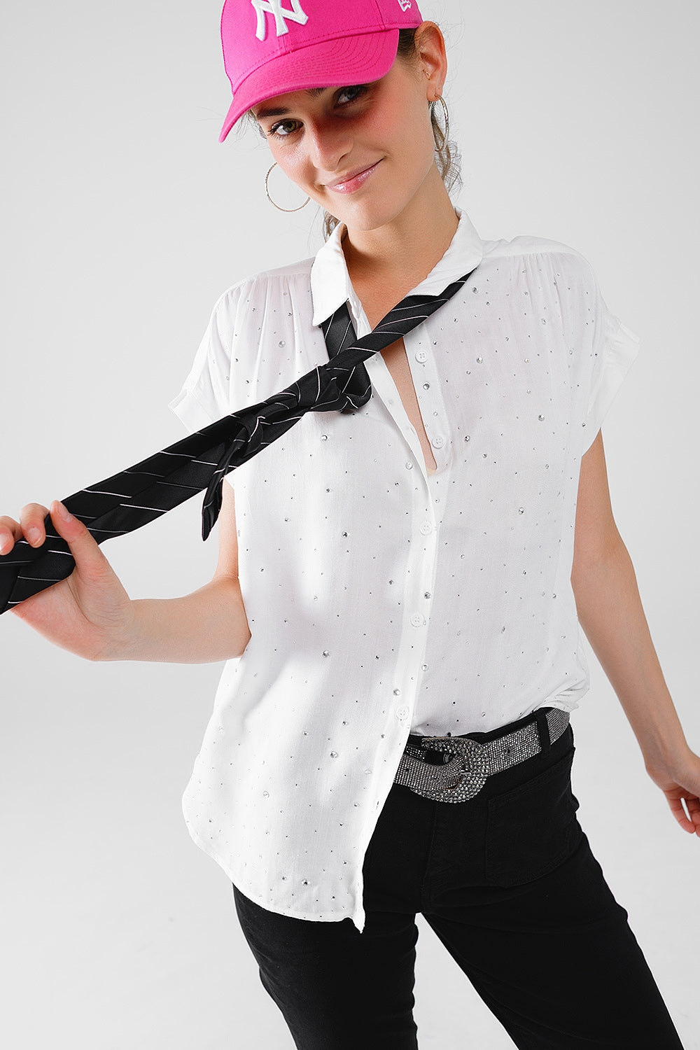 Blusa blanca abotonada con strass y mangas cortas