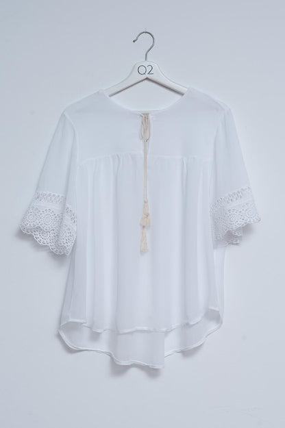 Q2 Blusa blanca con lazadas en la parte delantera y bordados