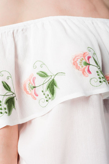 Blusa blanca con volante