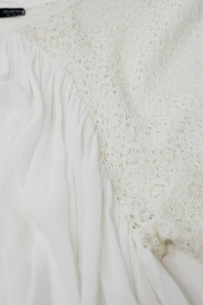 Blusa blanca cuello pico