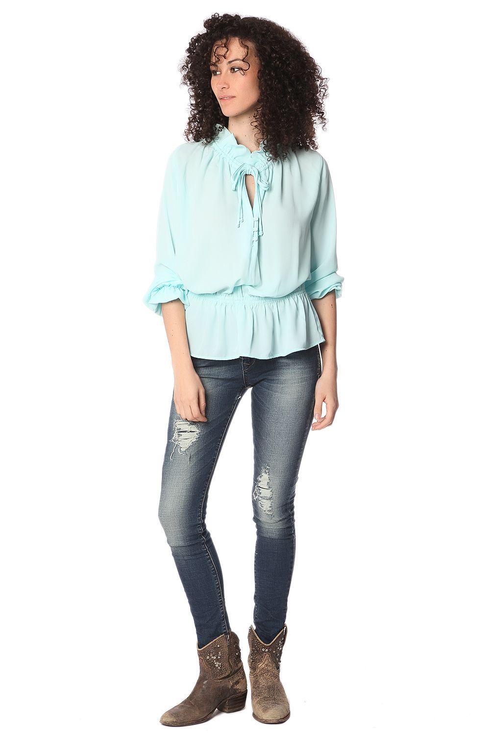 Blusa con cuello con volantes y lazada fina turquesa