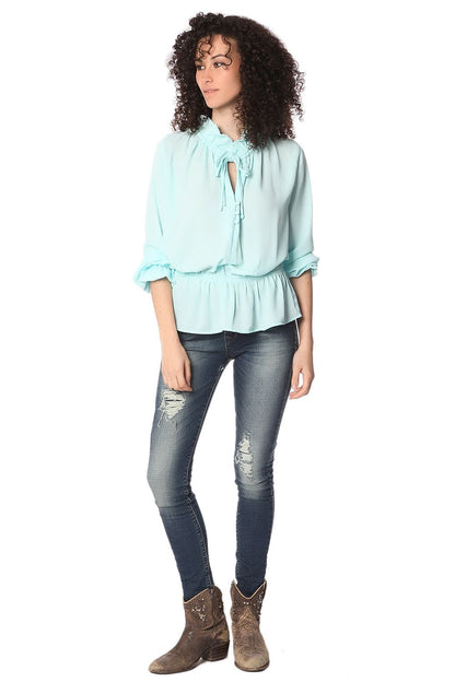 Blusa con cuello con volantes y lazada fina turquesa